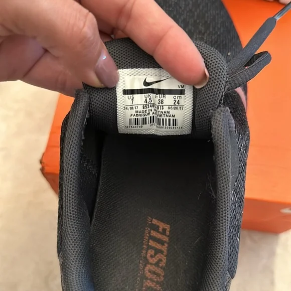 Black Nike mesh sneaker with metallic swoosh - Picture 4 of 7